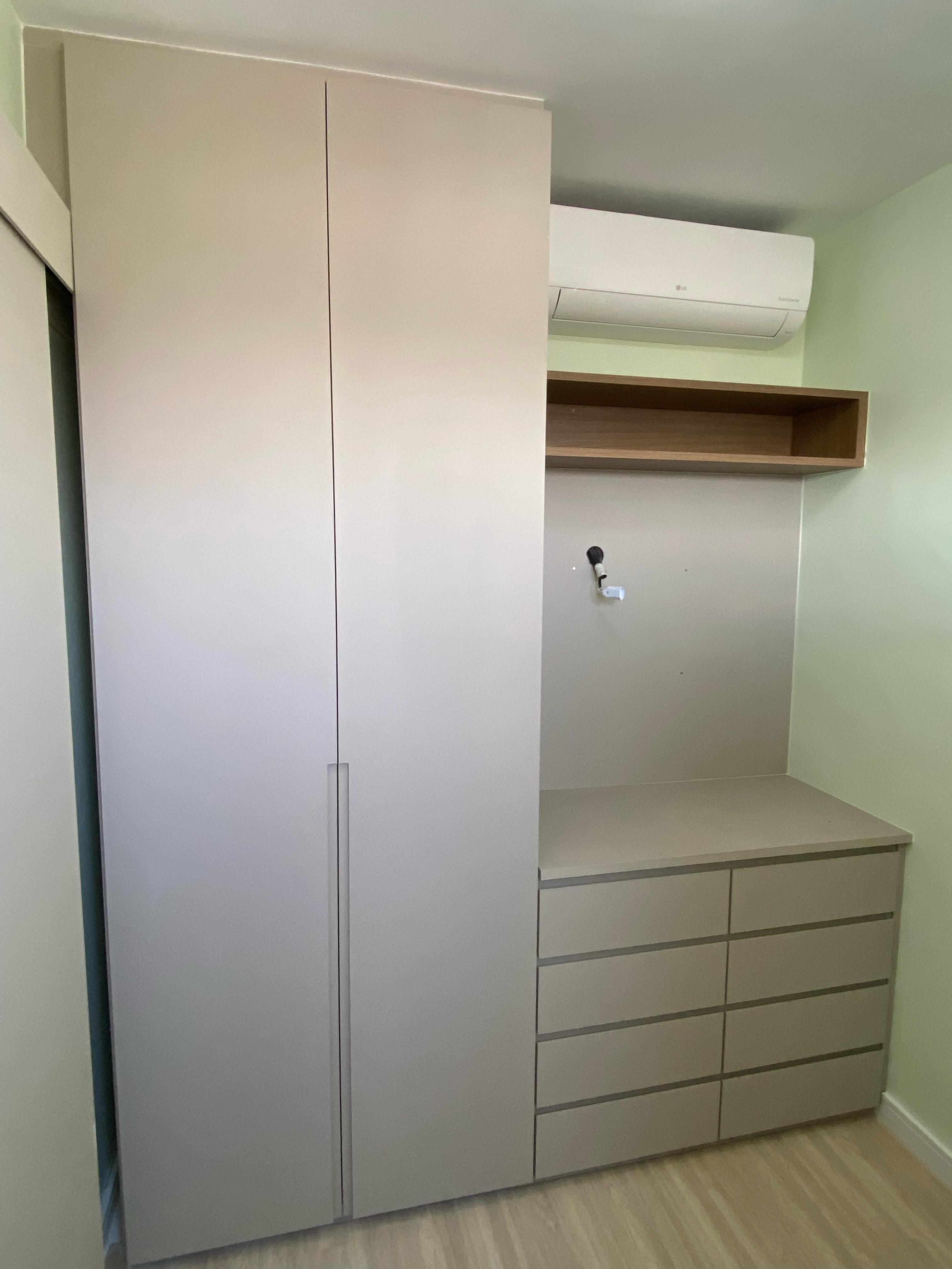 Quarto moderno com cama king size, iluminação suave e decoração minimalista, criando um ambiente aconchegante e elegante.