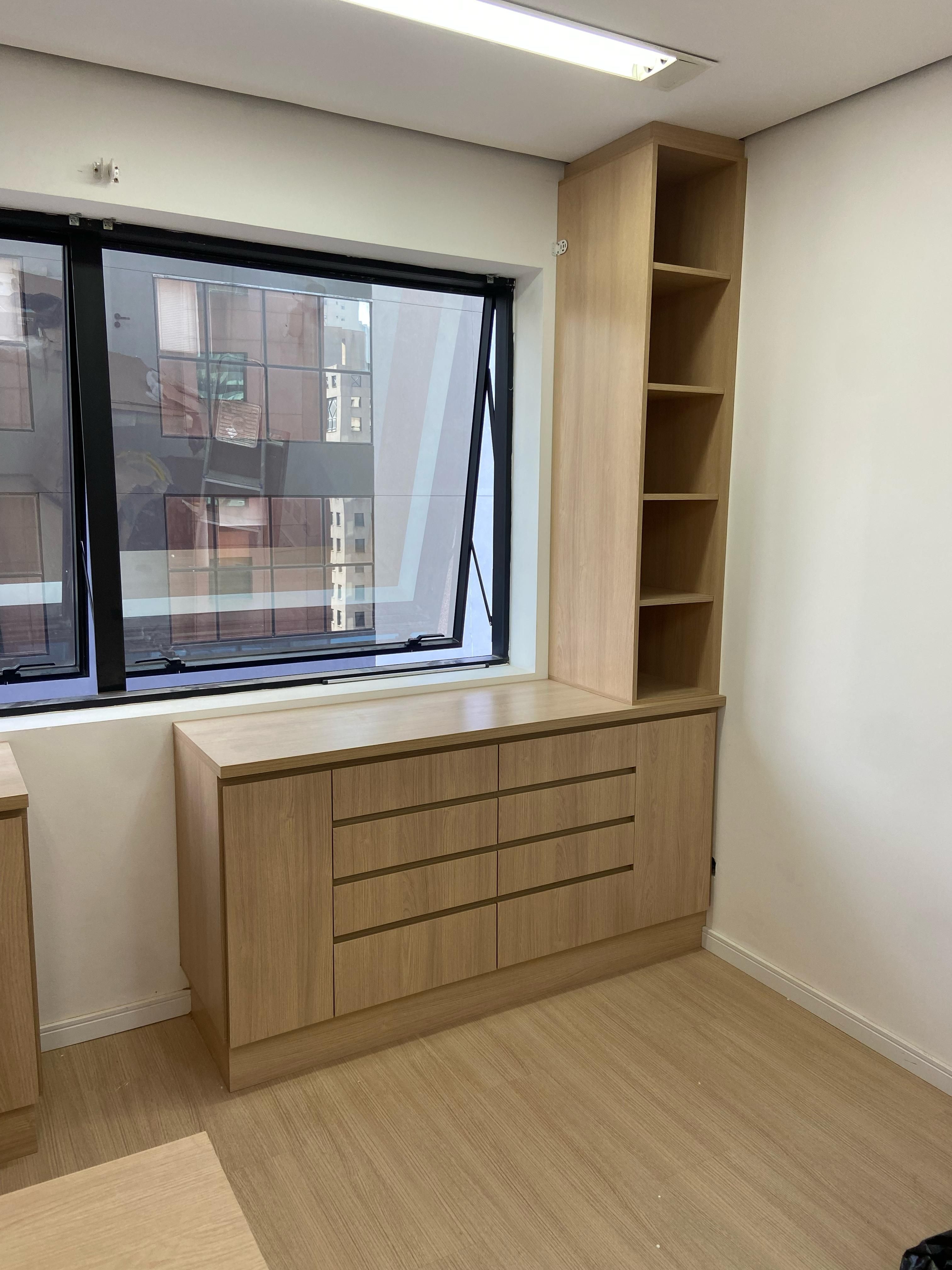 Escritório moderno com mesa de madeira, cadeira ergonômica e decoração minimalista, criando um ambiente produtivo e elegante.