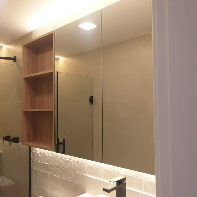 Banheiro luxuoso com banheira independente, revestimentos em mármore e iluminação suave, criando um ambiente sofisticado e relaxante.