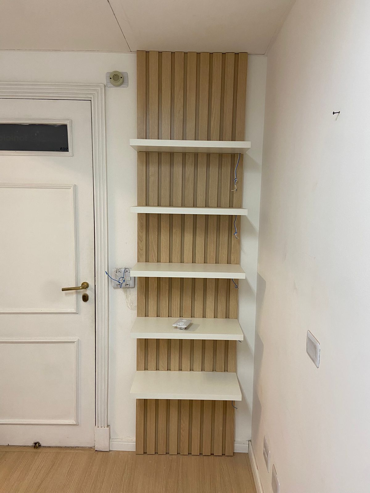 Espaço de trabalho sofisticado com detalhes em metal, iluminação suave e uma atmosfera profissional e acolhedora.