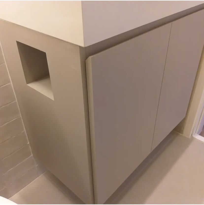 Banheiro moderno com detalhes em azul, pia dupla e iluminação embutida, proporcionando um espaço elegante e funcional.