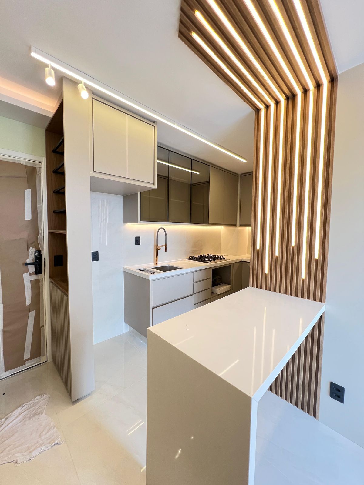 Cozinha minimalista com armários planejados, linhas retas e ausência de ornamentos, focada na simplicidade e funcionalidade.