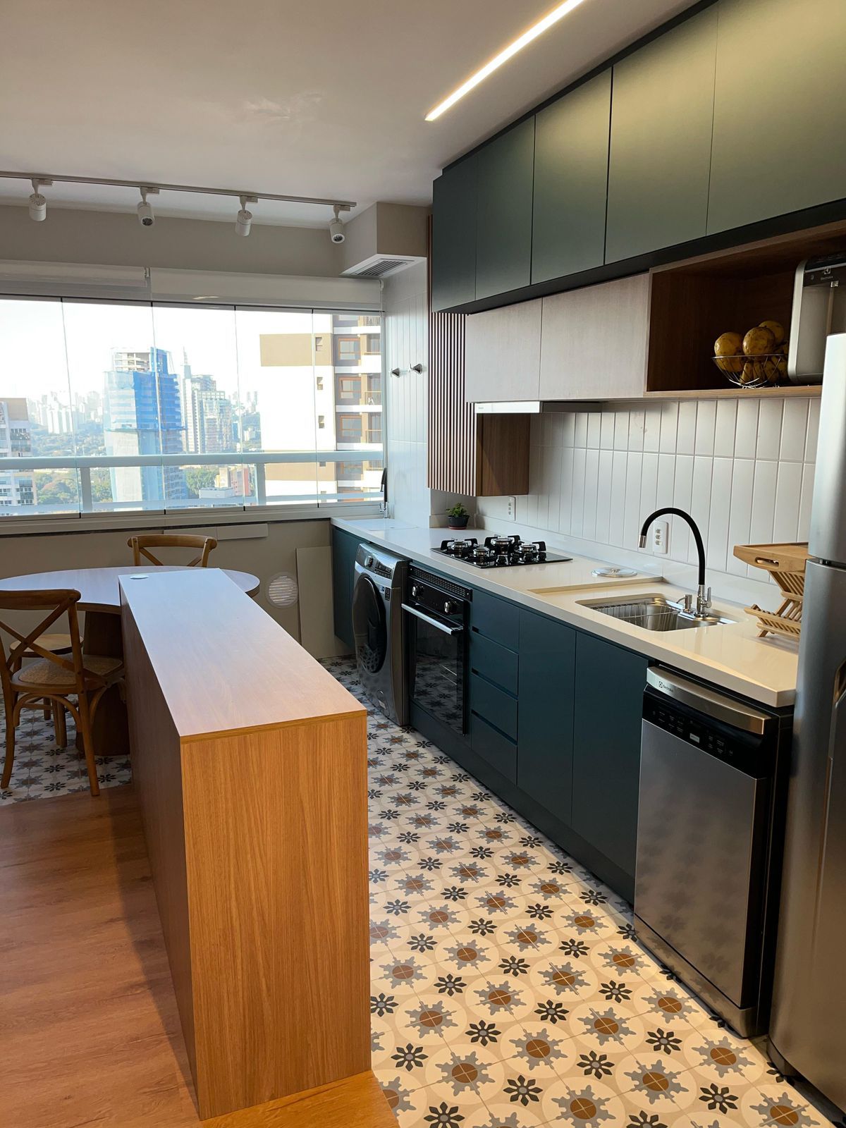 Cozinha de luxo com acabamentos de alto padrão, armários com sistema de amortecimento e iluminação de LED embutida.