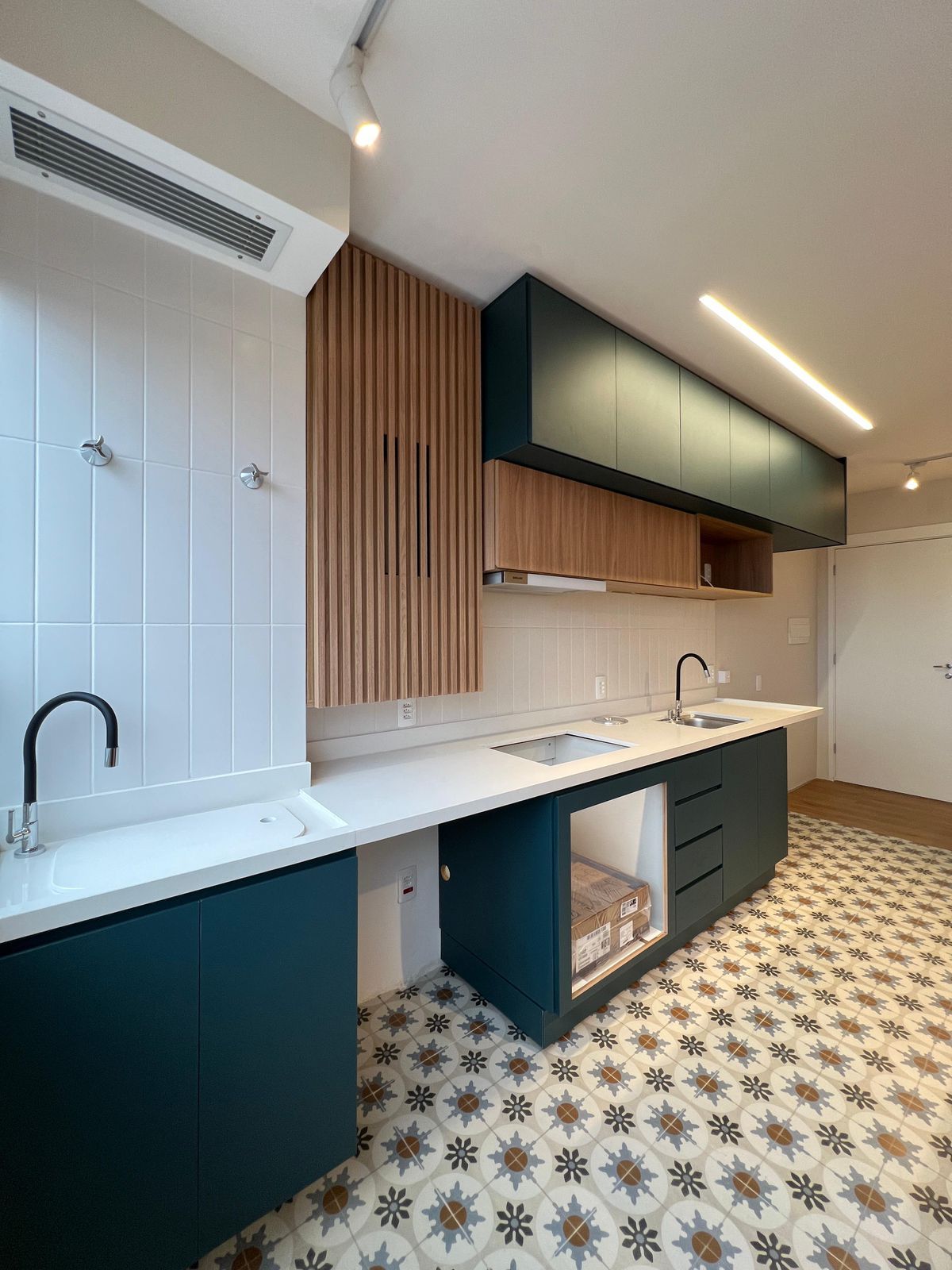 Cozinha planejada para apartamento pequeno, com soluções verticais e móveis multifuncionais para maximizar o espaço.