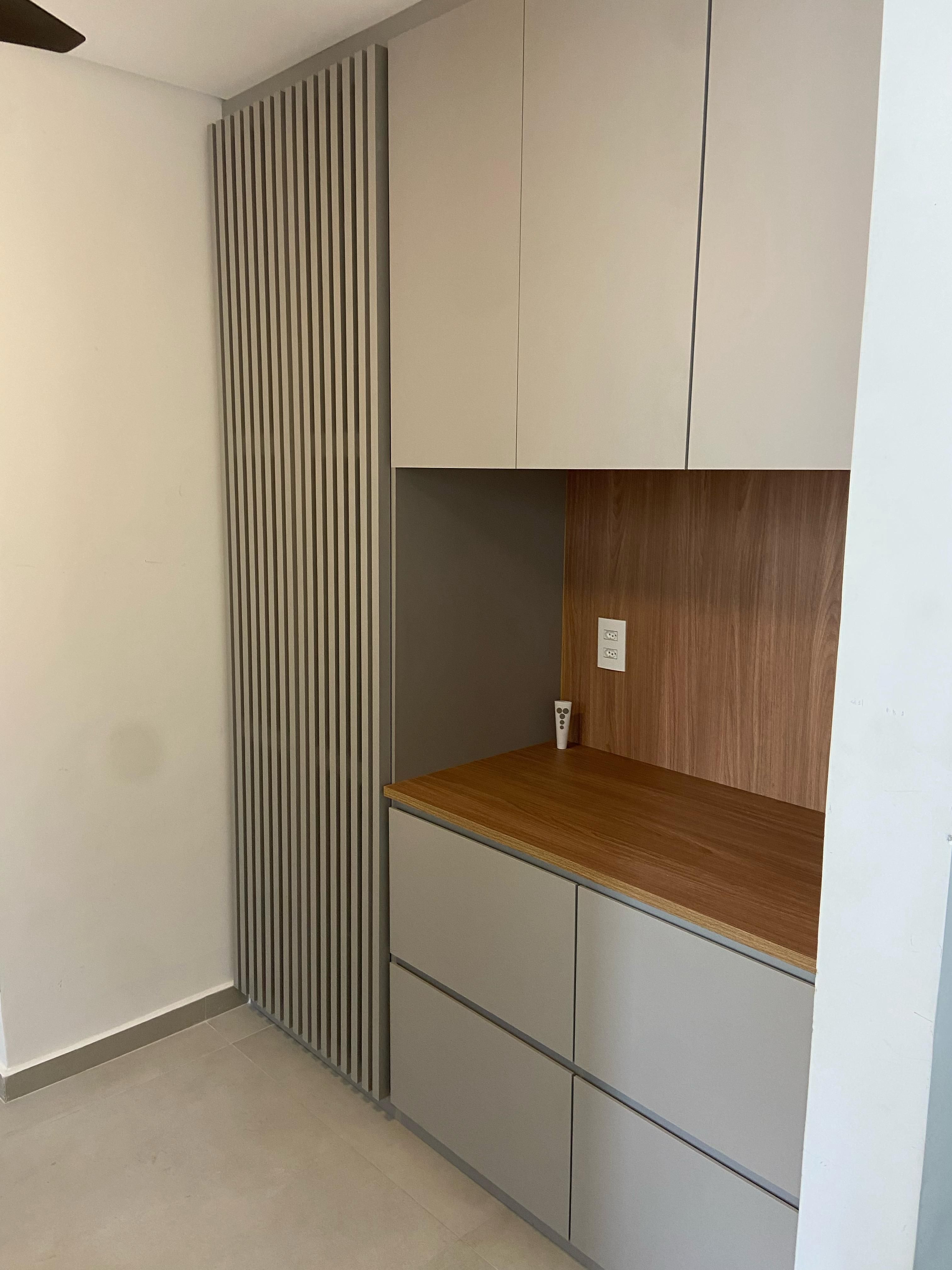 Espaço de trabalho contemporâneo com iluminação natural, plantas verdes e móveis funcionais, proporcionando conforto e inspiração.