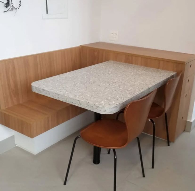 Cozinha com armários planejados e detalhes em vidro reflecta, adicionando um toque de sofisticação e modernidade.