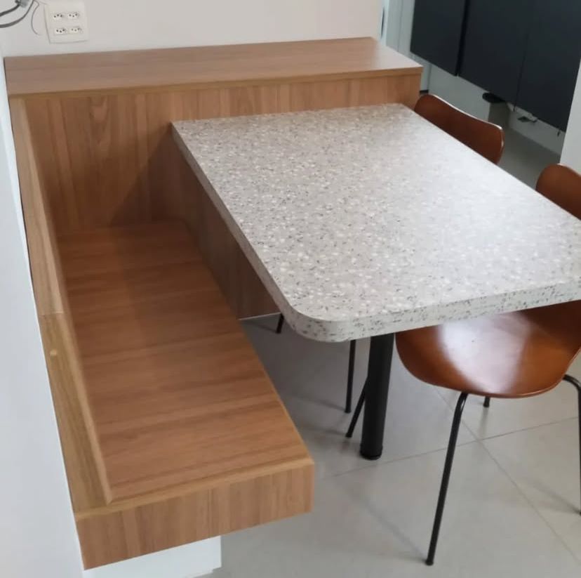 Cozinha funcional com bancada em L, armários superiores e inferiores e excelente aproveitamento do espaço de canto.