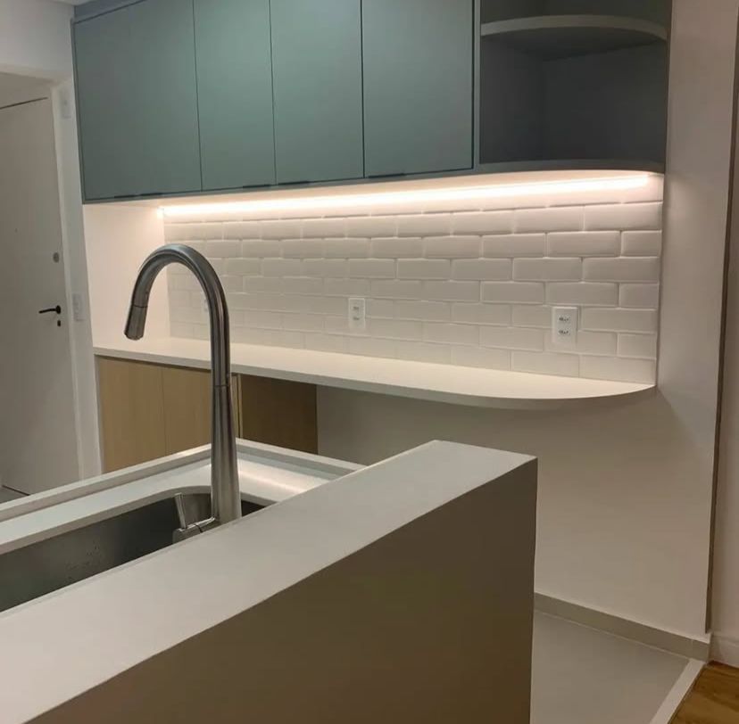 Cozinha com armários ripados em madeira, trazendo textura e um design natural e contemporâneo ao ambiente.