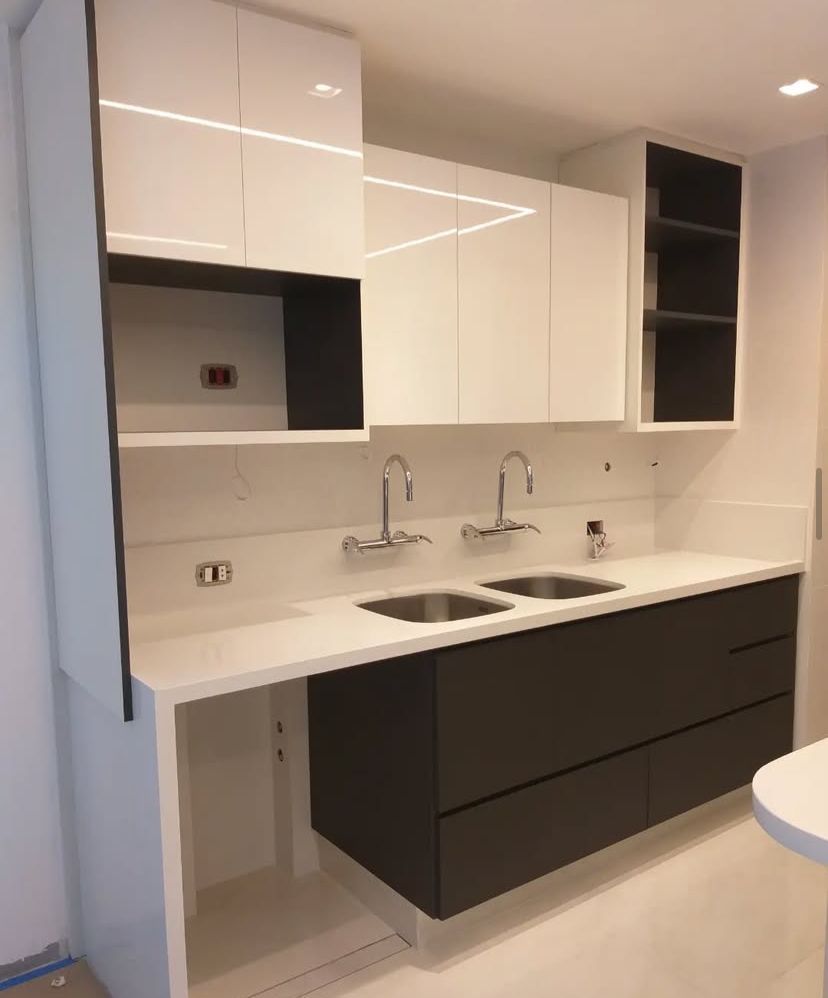 Cozinha integrada com varanda gourmet, com móveis planejados que unificam os dois ambientes de forma harmoniosa.