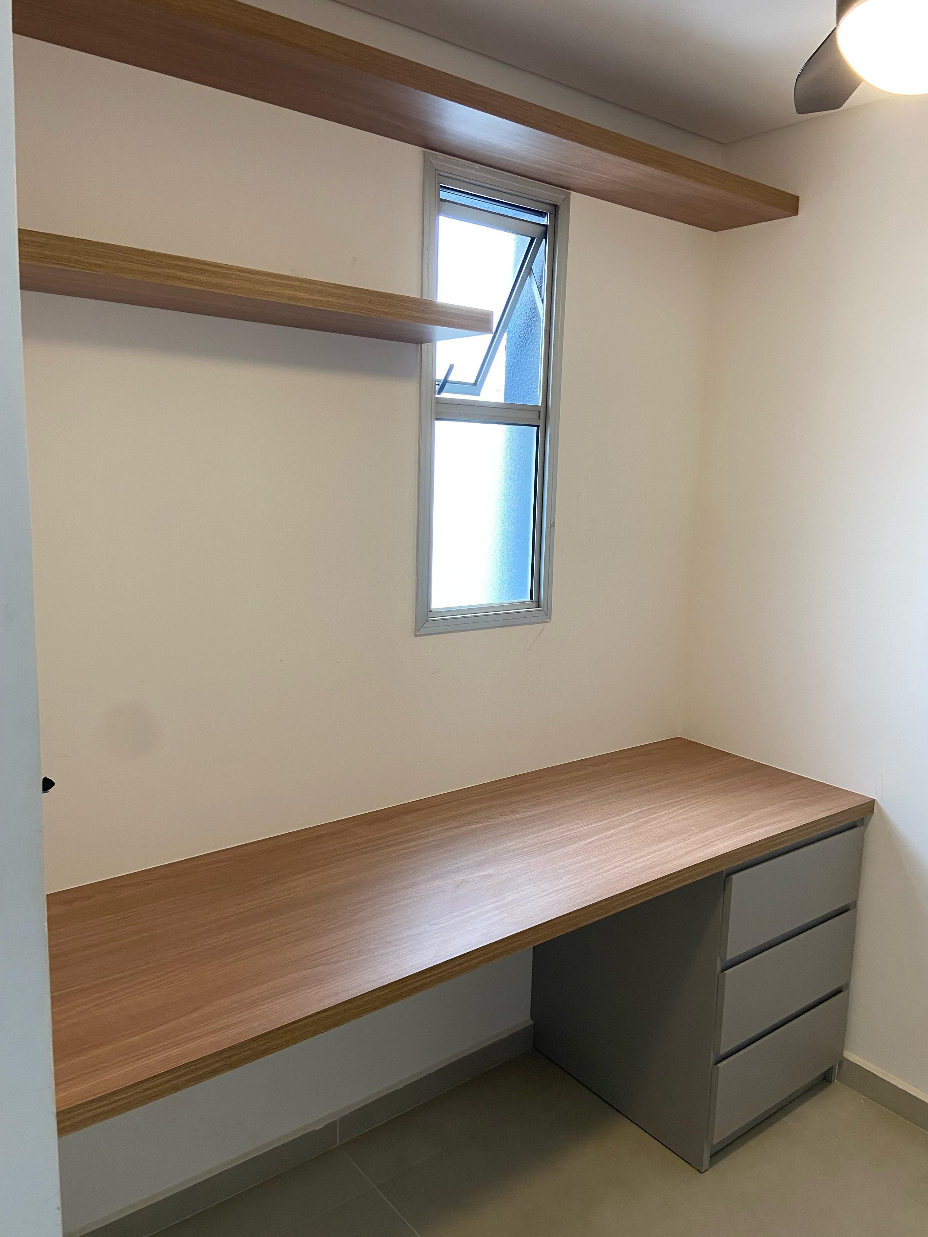 Escritório em casa com design escandinavo, apresentando móveis claros, organização eficiente e uma atmosfera acolhedora.