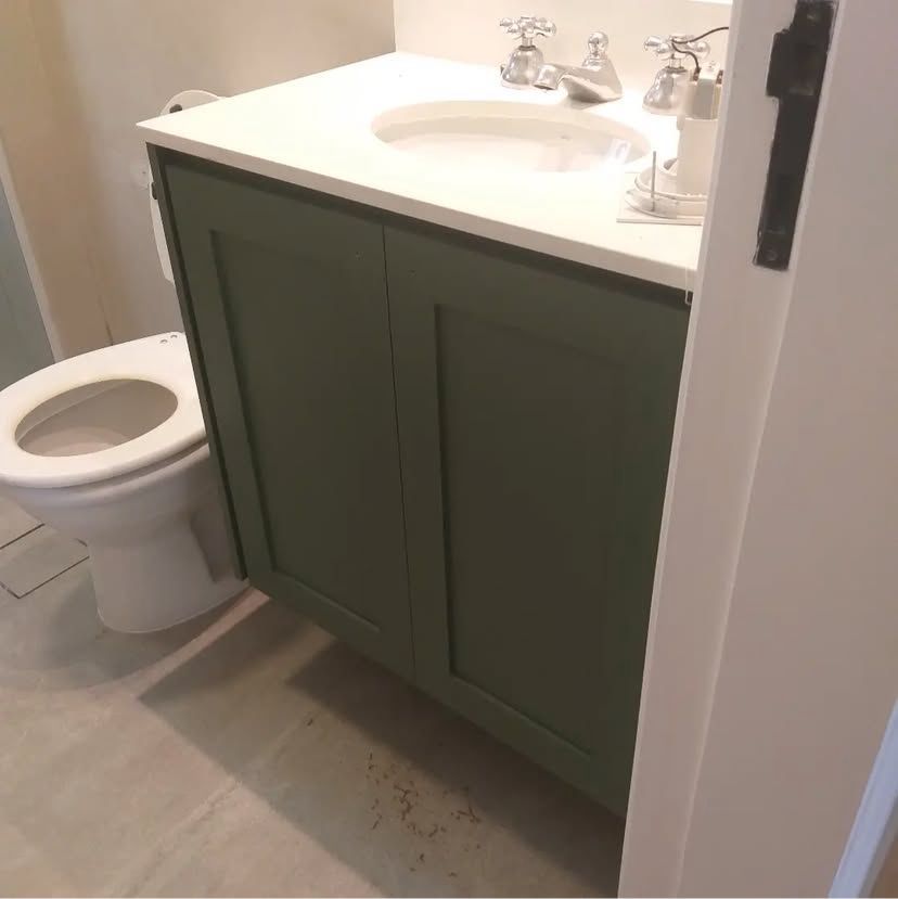 Banheiro aconchegante com banheira de imersão, iluminação suave e decoração em tons neutros, ideal para momentos de relaxamento.