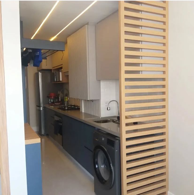 Cozinha com armários planejados até o teto, maximizando o armazenamento vertical e criando uma aparência limpa e organizada.