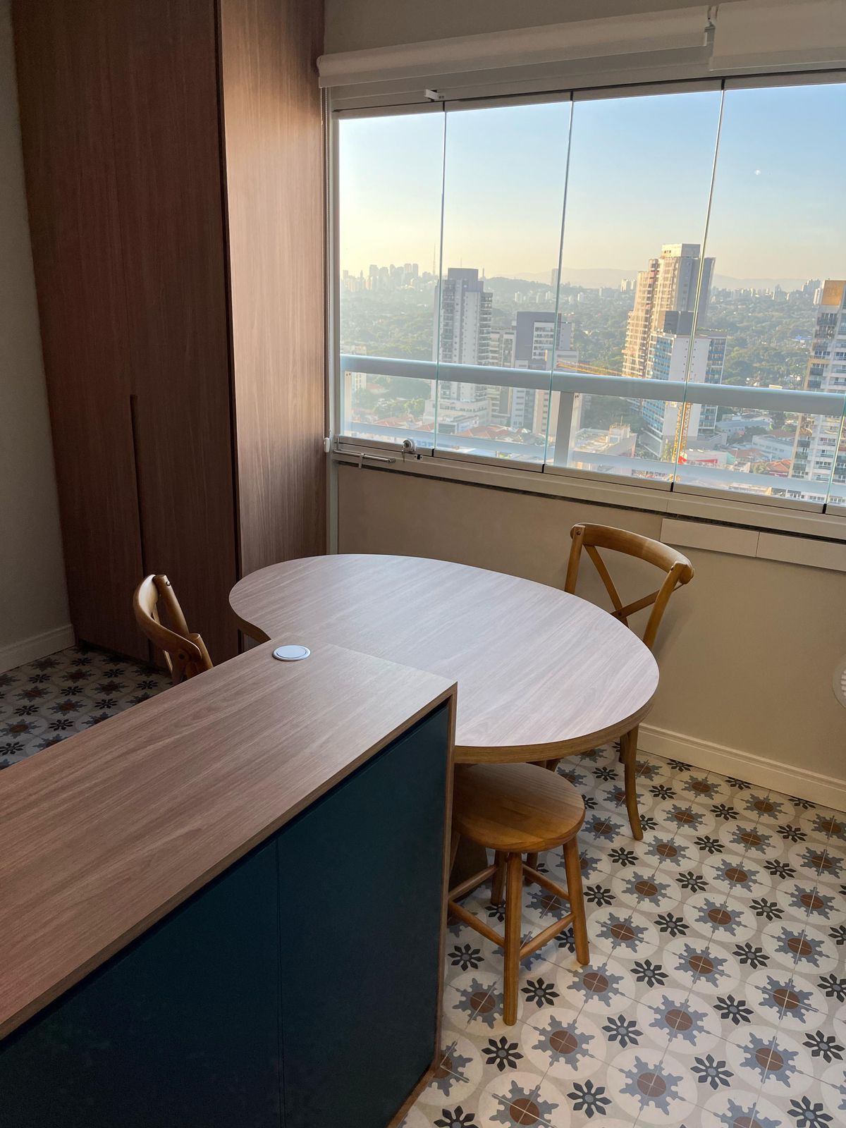 Cozinha moderna com armários pretos, bancada de quartzo branco e eletrodomésticos de última geração, criando um contraste sofisticado.