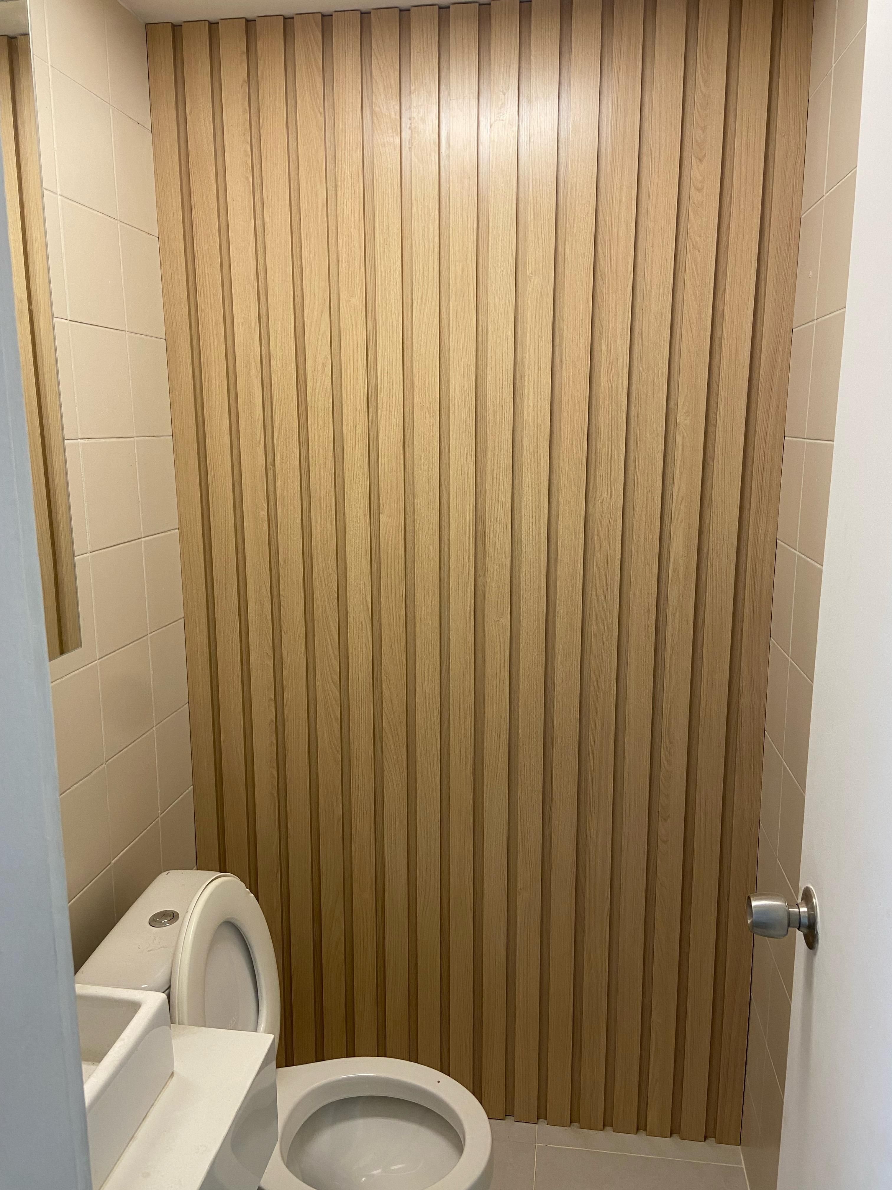 Área de trabalho elegante com mesa de vidro, cadeira estilosa e decoração moderna, ideal para profissionais criativos.