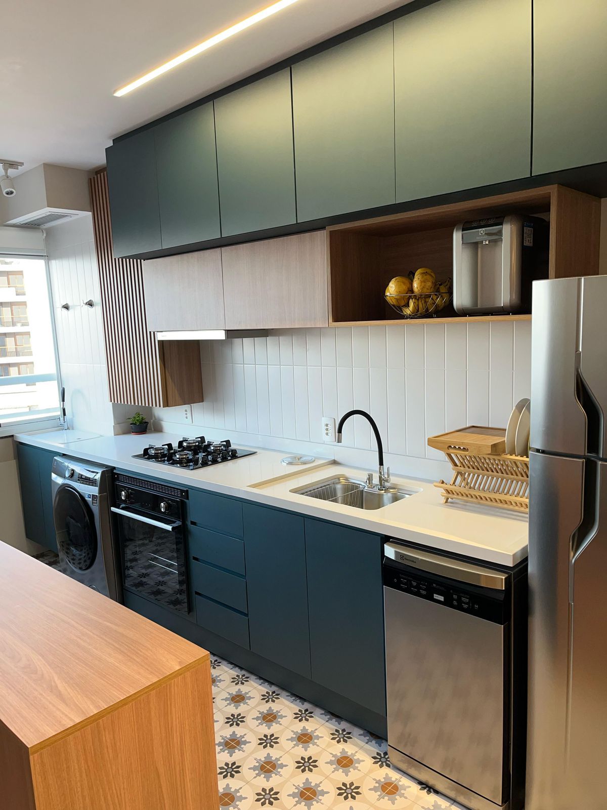 Cozinha planejada em estilo industrial, com prateleiras abertas, acabamentos em metal e madeira de demolição, para um visual urbano.