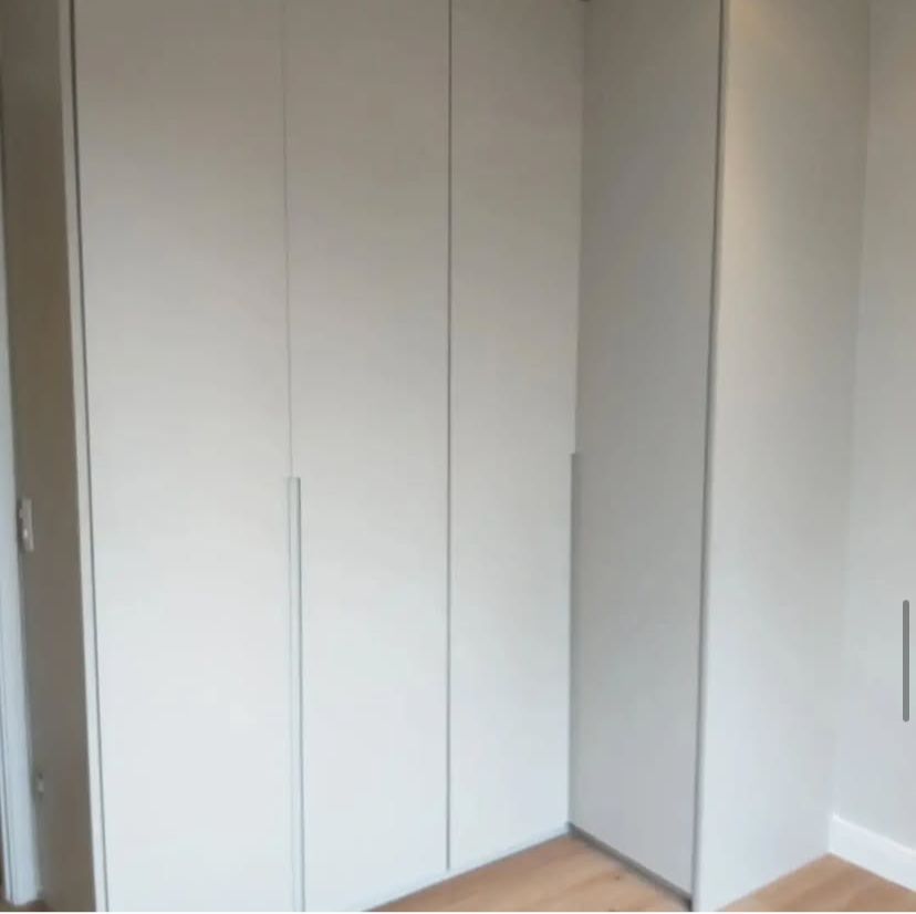 Quarto de solteiro com estilo industrial, apresentando elementos rústicos, iluminação pendente e uma atmosfera urbana.