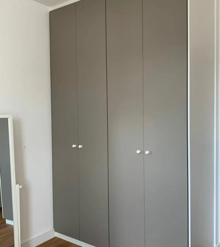 Quarto minimalista com cama baixa, paleta de cores neutras e decoração simples, promovendo tranquilidade e relaxamento.