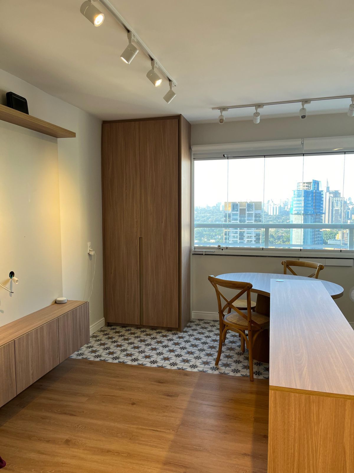 Sala de estar planejada, estante de madeira e decoração aconchegante.