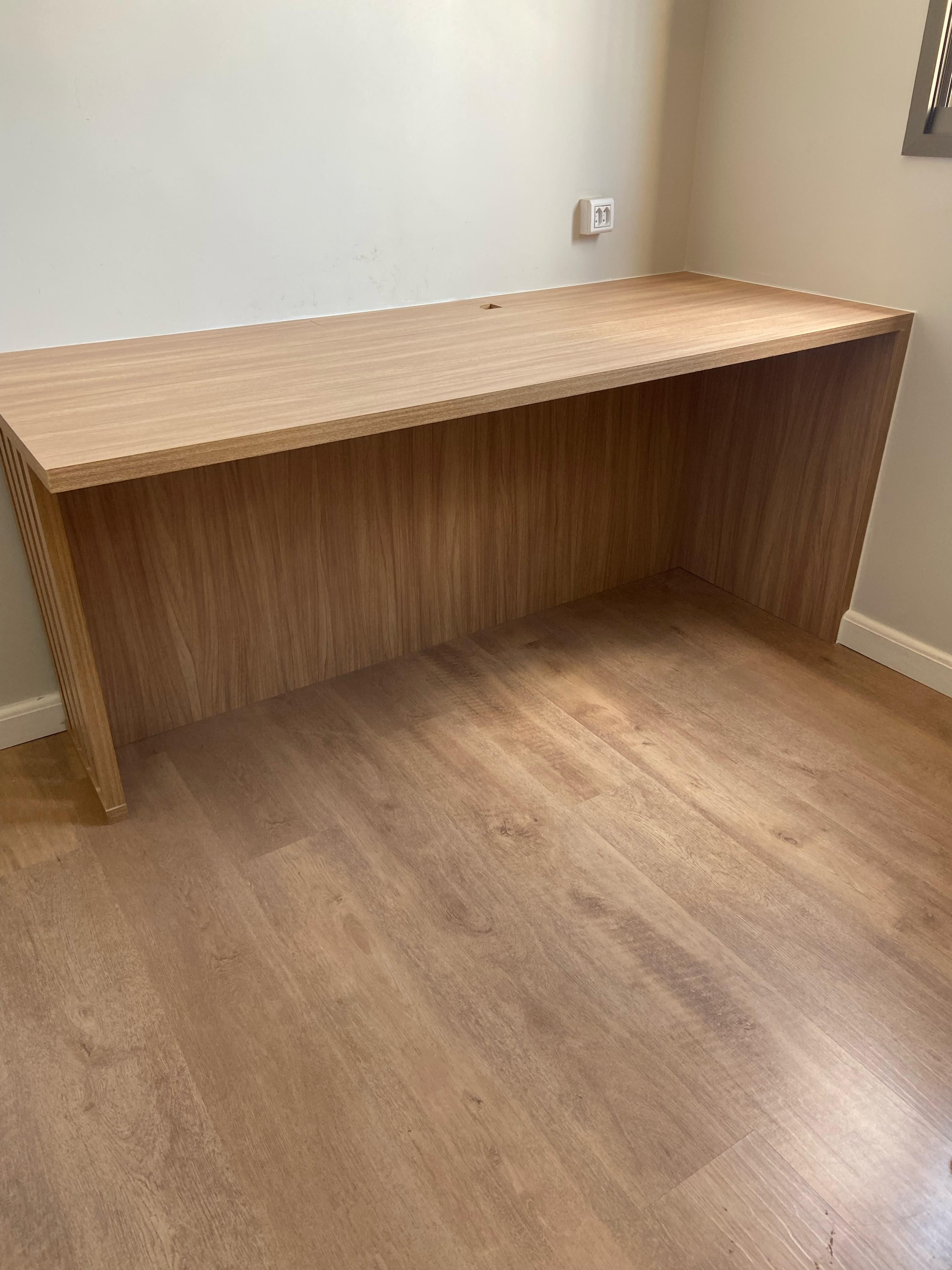 Espaço de trabalho industrial com elementos rústicos, iluminação pendente e uma combinação de materiais que criam um ambiente único.