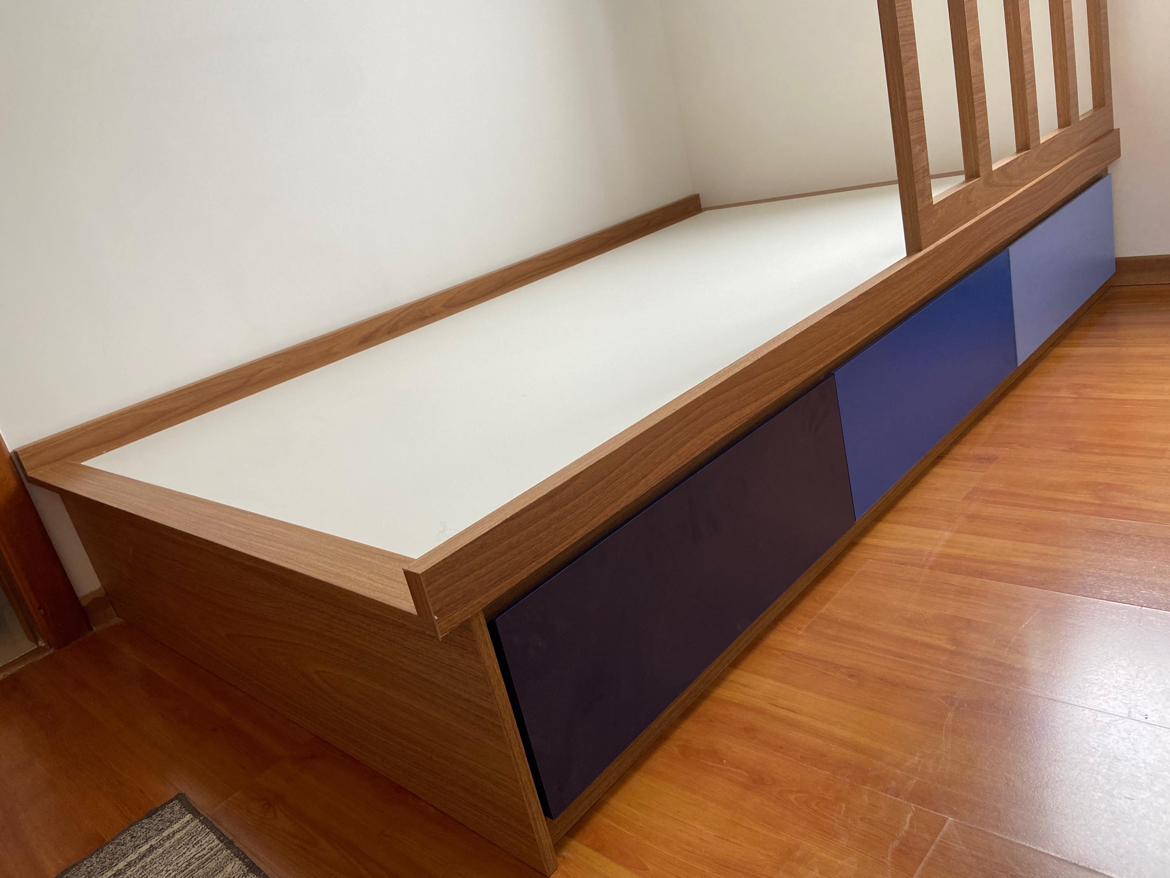 Quarto luxuoso com detalhes em dourado, iluminação sofisticada e móveis elegantes, criando um ambiente requintado.