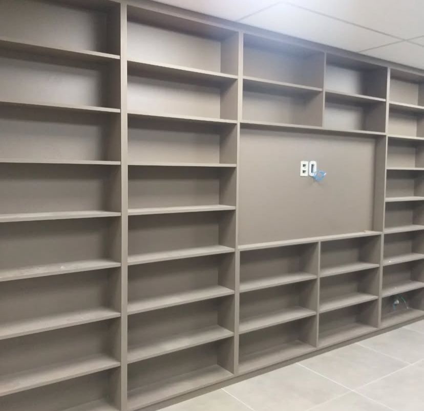 Escritório funcional com mesa espaçosa, cadeira confortável e tecnologia moderna, perfeito para longas horas de trabalho.