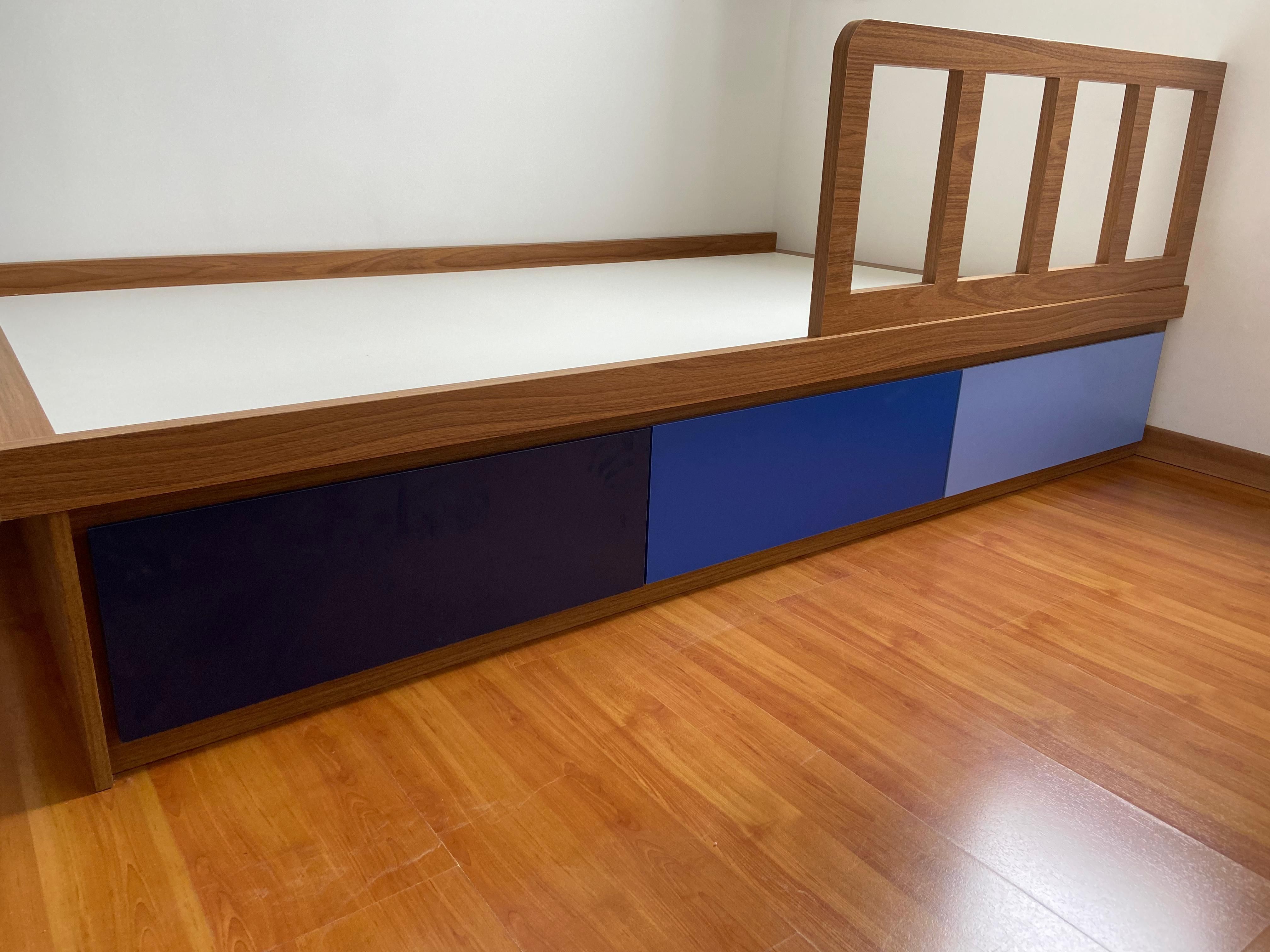 Quarto aconchegante com cama de dossel, tecidos macios e iluminação quente, ideal para descanso e conforto.