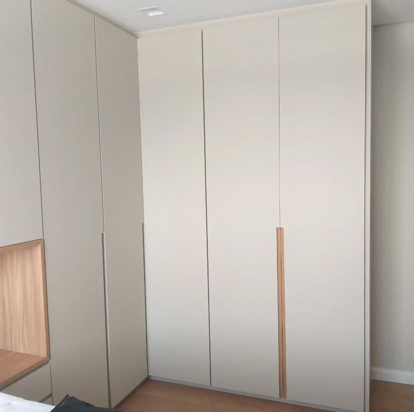 Quarto compacto com design inteligente, aproveitando ao máximo o espaço disponível sem comprometer o estilo.