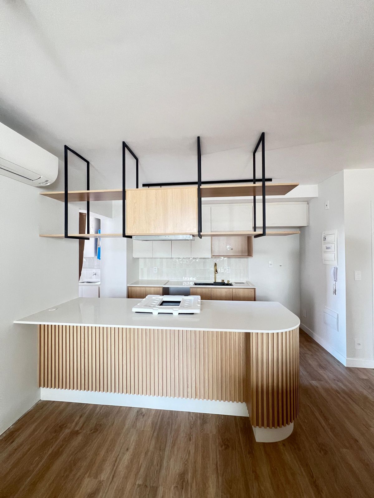 ilha ripada com curva na cor carvalho