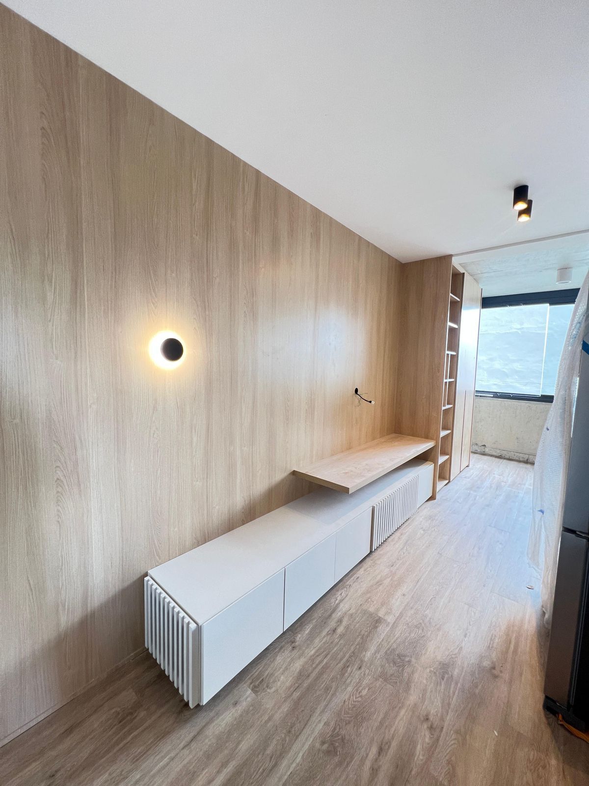 sala de estar acochegante, com painel amadeirado e hack personalizado